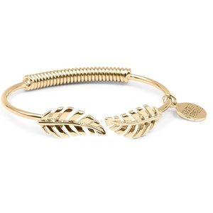 Kinsley Armelle Laurel Leaf Bracelet !
